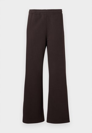 Pantalones marrones con cintura elástica, de corte holgado y piernas anchas, confeccionados con una tela suave que ofrece una textura lisa sin patrones visibles.