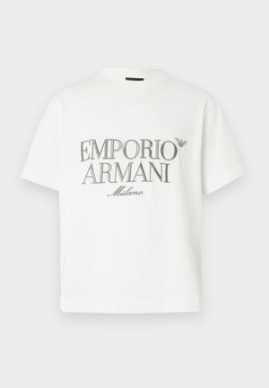Biele bavlnené tričko s veľkým sivým logom "Emporio Armani Milano" na prednej strane a malým logom na ľavej hornej strane.
