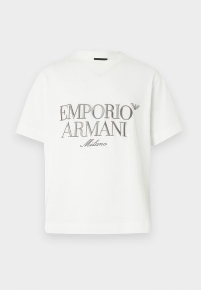 Biele bavlnené tričko s veľkým sivým logom "Emporio Armani Milano" na prednej strane a malým logom na ľavej hornej strane.