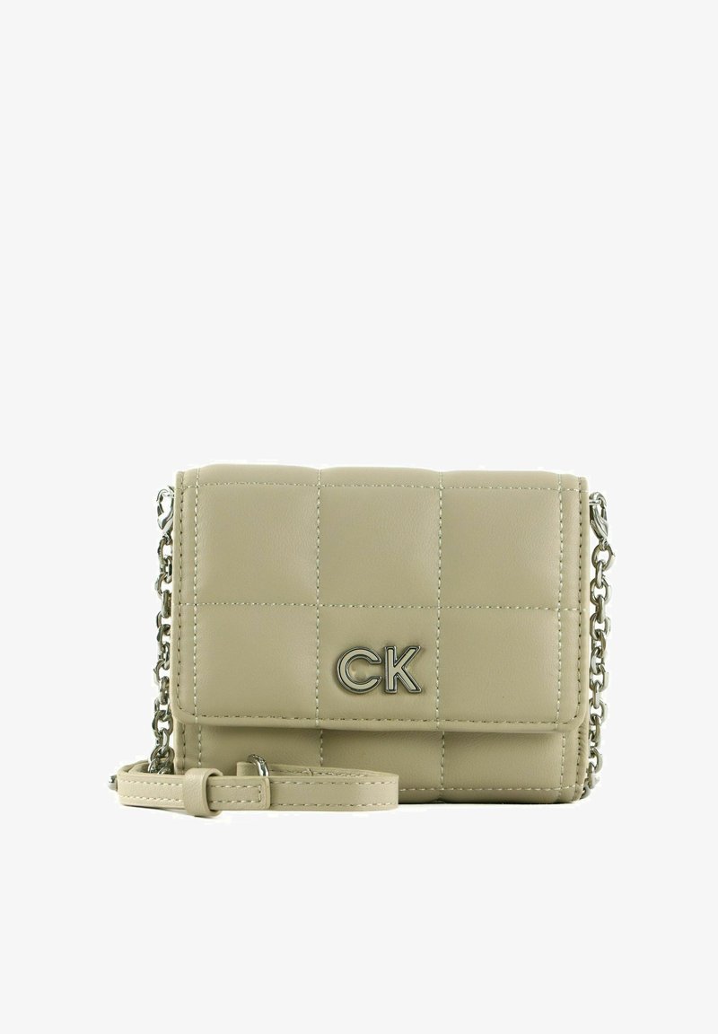 Sac bandoulière beige en cuir synthétique matelassé avec une chaîne argentée et un logo CK. Présente une forme rectangulaire et une texture lisse.