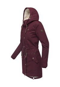 Bordó parka dzseki szőrmével bélelt kapucnival, húzózsinóros derékrésszel, patentos zsebekkel és látható varrási részletekkel. Sima textúra.
