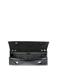 Pochette en cuir verni noir ouverte pour montrer une poche intérieure plissée et des fermetures à boutons-pression à l'intérieur et à l'extérieur.