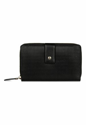 Cartera de cuero texturizado negra con cierre de cremallera y correa con botón a presión, forma rectangular y pequeño logo metálico en el frente.