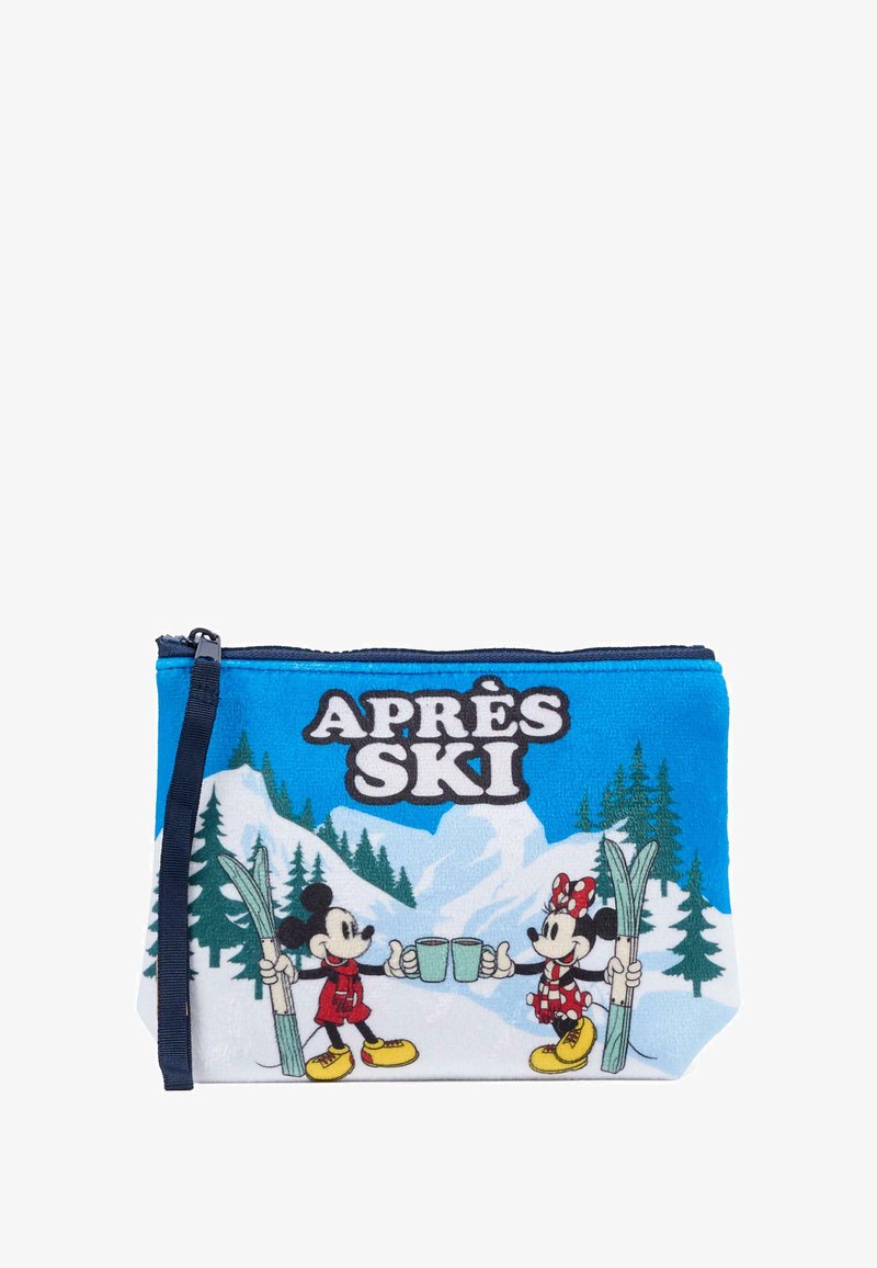 Pochette bleue présentant Mickey et Minnie Mouse en tenue d'hiver, tenant des tasses devant des montagnes enneigées, avec le texte "APRÈS SKI" affiché en évidence.