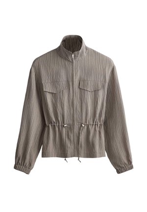 Világosbarna, texturált hosszú ujjú dzseki elülső cipzárral, magas gallérral, mellkasi zsebfedőkkel, elasztikus mandzsettákkal és állítható derékzsinórokkal.