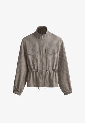 Světle hnědá, texturovaná bunda s dlouhými rukávy, s předním zipem, vysokým límcem, náprsními kapsami s klopami, elastickými manžetami a nastavitelnými šňůrkami v pase.