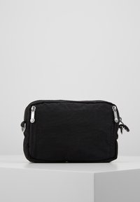 Zwarte stoffen tas met een rechthoekige vorm, voorzien van twee ritscompartimenten en zilverkleurige hardware. Gladde textuur, minimalistisch ontwerp.