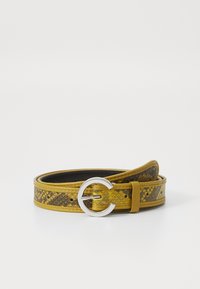 Ceinture en cuir jaune avec un design en relief de serpent, dotée d'une boucle ronde en argent et d'une doublure intérieure noire lisse.