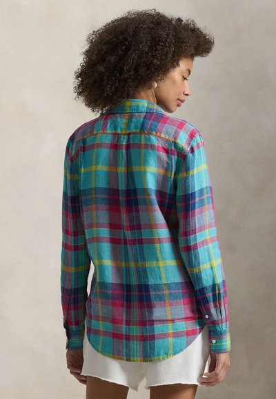 Πουκάμισο με κουμπιά σε καρό μοτίβο σε έντονους τόνους μπλε, ροζ και κίτρινο. Μαλακό ύφασμα, μακριά μανίκια, καμπυλωτό τελείωμα, κουμπιά με αντίθετο χρώμα.