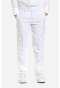 Pantaloni bianchi in cotone misto con una linea dritta, dotati di tasche laterali e cintura con passanti, abbinati a sneakers bianche.