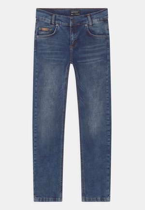 Ciemnogranatowe dżinsy z denimu o pięciokieszeniowym kroju, z przetartymi miejscami, prostymi nogawkami oraz zapięciem na guzik i zamek błyskawiczny. Posiadają charakterystyczny akcent z logo marki.