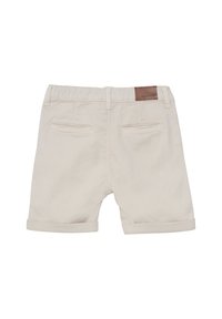 Pantalones cortos beige de algodón, con dobladillo enrollado, dos bolsillos traseros y una etiqueta de cuero marrón en la cinturilla.