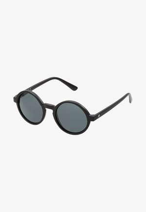 Lunettes de soleil rondes avec une monture en plastique noir et des verres gris foncé. Présentent des branches fines et droites avec des accents minimalistes.