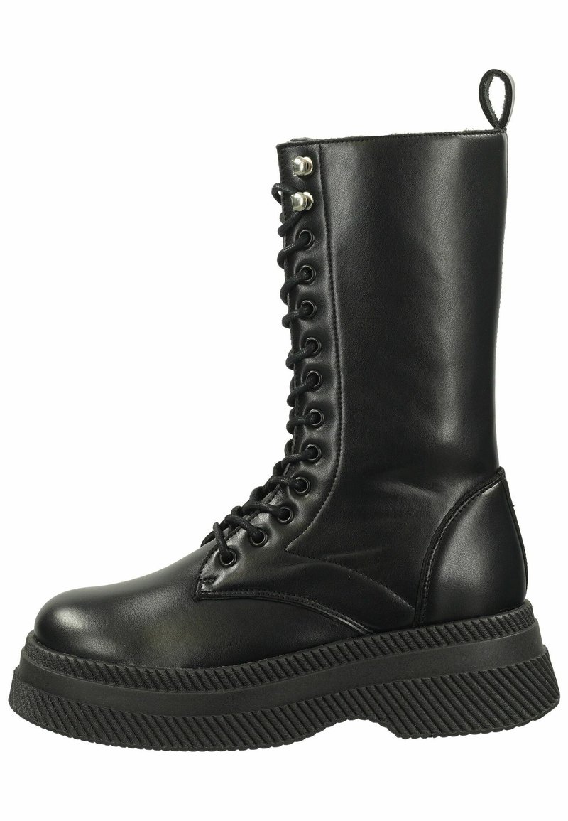 Botas de combate de cuero negro con un caña alta, suela gruesa y texturizada, diseño de cordones y ojales plateados para ajustes.