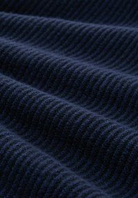 Marine ribbelstof met horizontale textuurlijnen, die een zachte, geweven stof toont, ideaal voor verschillende textieltoepassingen.