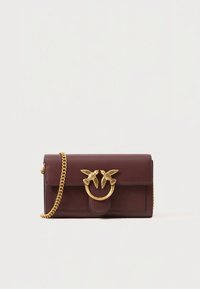 Τσάντα χειρός από δέρμα μπορντό με χρυσή αλυσίδα ως λουρί, που διαθέτει χαρακτηριστικό διπλό κούμπωμα σε σχήμα πουλιού και δομημένο ορθογώνιο σχέδιο.