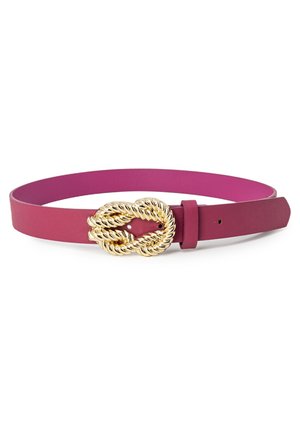 Roze leren riem met gedraaide gouden ovale gesp en bijpassende riemlus, weergegeven tegen een witte achtergrond.