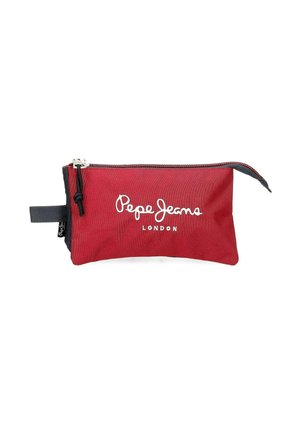 Bolsa rectangular roja con cremallera negra y pestaña, con el logo blanco "Pepe Jeans London" centrado en el frente.