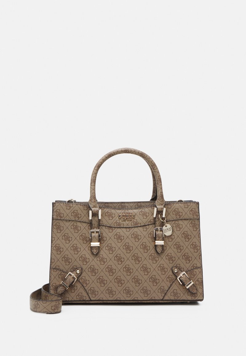 Sac à main marron Guess avec motif monogramme, doubles poignées, boucles avant, bandoulière amovible et breloque en métal marquée.