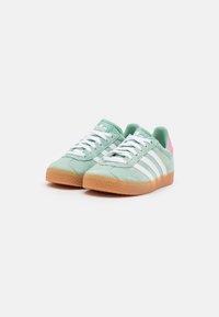 adidas Originals GAZELLE KIDS - Tossud - hazy green/footwear white/bliss pink
