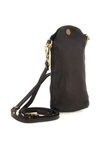 Borsa a tracolla in pelle marrone scuro, con finitura texturizzata. Caratterizzata da una parte superiore arrotondata, accessori in metallo dorato e una tracolla regolabile.