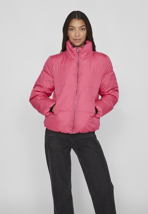Roze pufferjack met een hoge kraag, ritssluiting en elastische zoom. Voorzien van zijzakken en een gladde, glanzende afwerking.