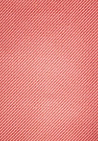 Röd och vit randig tyg med ett diagonalt mönster, som har en fin textur och slät yta, lämplig för olika textiltillämpningar.