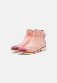 Botas de tobillo rosas con detalles de brogue, que presentan un diseño en degradado que va de un rosa claro a un rosa intenso en la punta, y paneles laterales texturizados.