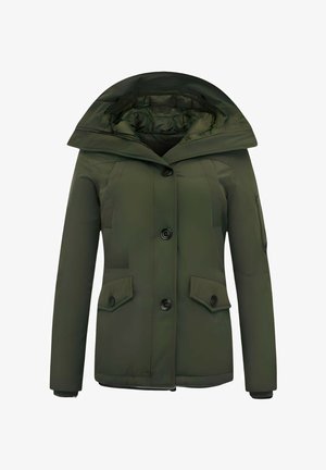 Olijfgroene jas gemaakt van zachte, waterbestendige stof. Heeft een grote capuchon, twee voorzakken en een knoopsluiting met zwarte accenten.