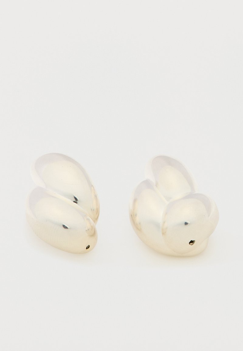 Coppia di orecchini d'argento lisci e lucidi, a forma di petali di fiore astratti e arrotondati, esposti su uno sfondo bianco.
