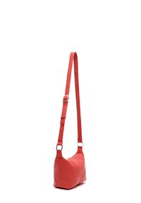 Borsa a spalla in finta pelle rossa con superficie liscia, tracolla singola regolabile e dettagli in metallo argentato. Forma rettangolare compatta.