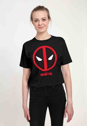 Sort bomulds T-shirt med et stort rødt og hvidt Deadpool-logo centreret på fronten. Klassisk rund hals med korte ærmer.
