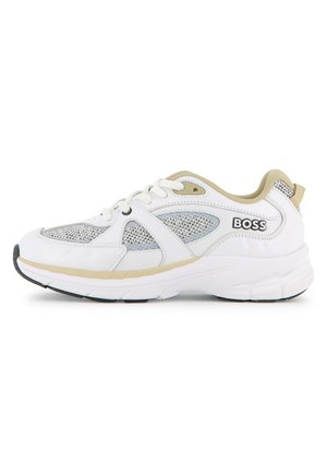 Baskets de sport blanches avec panneaux en mesh, semelle en caoutchouc, accents beige clair et un logo noir. Présentent un design à lacets et un col rembourré.