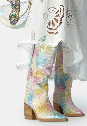 Botas camperas - multicolor