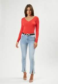 INFLUENCER V NECK - Strickpullover - lobster