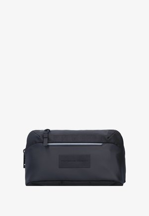 Schwarze Reisetasche aus strapazierfähigem Nylon mit einem glatten Reißverschluss, einem vorderen Logo-Patch und einer schlanken, rechteckigen Form.