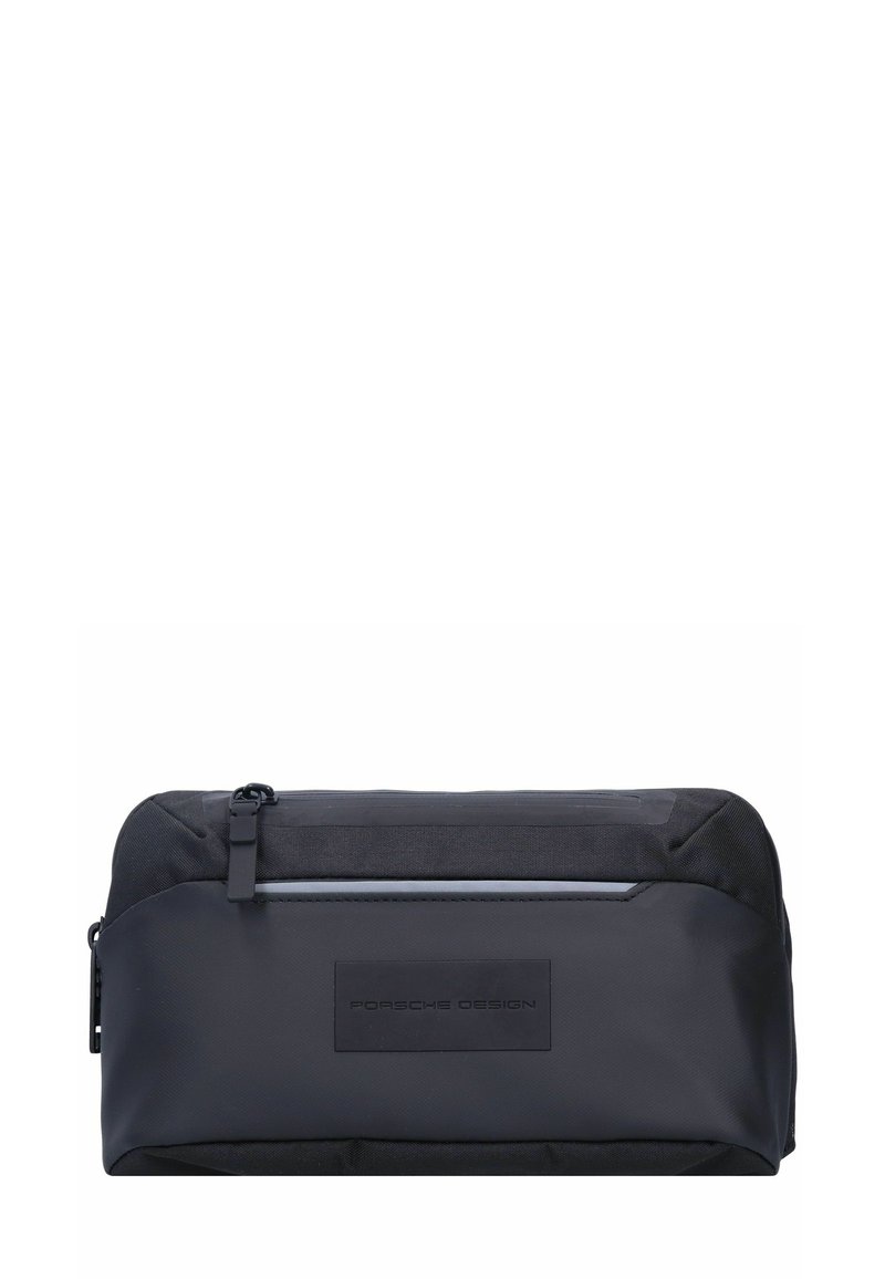 Borsello da viaggio nero in nylon resistente, con chiusura a cerniera liscia, patch con logo frontale e forma rettangolare elegante.