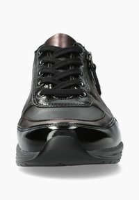 Baskets noires avec une finition lisse et brillante, un tissu texturé, un bout rond et des accents métalliques contrastants. Fermeture à lacets et à zip.