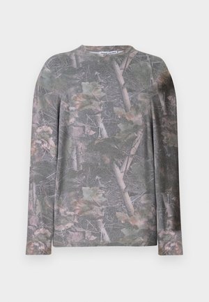 Tricou cu mâneci lungi, prezentând un imprimeu de camuflaj în nuanțe de gri și verde închis, fabricat dintr-un material moale, cu decolteu rotund și o croială confortabilă.