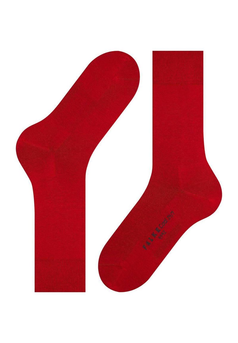 Calcetines de crew rojos fabricados en un tejido suave con una textura lisa. Presentan un puño acanalado y un cuerpo liso. Nombre de la marca impreso en negro cerca del dedo del pie.