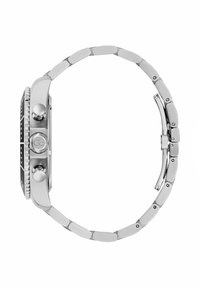 Srebrny zegarek ze stali nierdzewnej z prostokątną kopertą, czarną tarczą, dwoma okrągłymi przyciskami oraz bransoletą o połączonym wzorze.