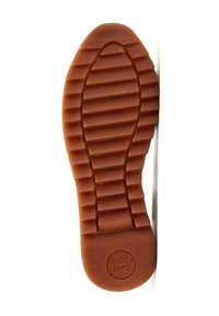 Suela de zapato de goma marrón que presenta un diseño texturizado con ranuras horizontales y verticales. Marcada con "GIOS EPP" en el talón.