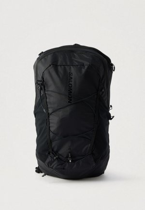 Sac à dos noir Salomon au design épuré, doté de nylon texturé, de bretelles ajustables et d'un système de cordon élastique à l'avant pour fixer du matériel.