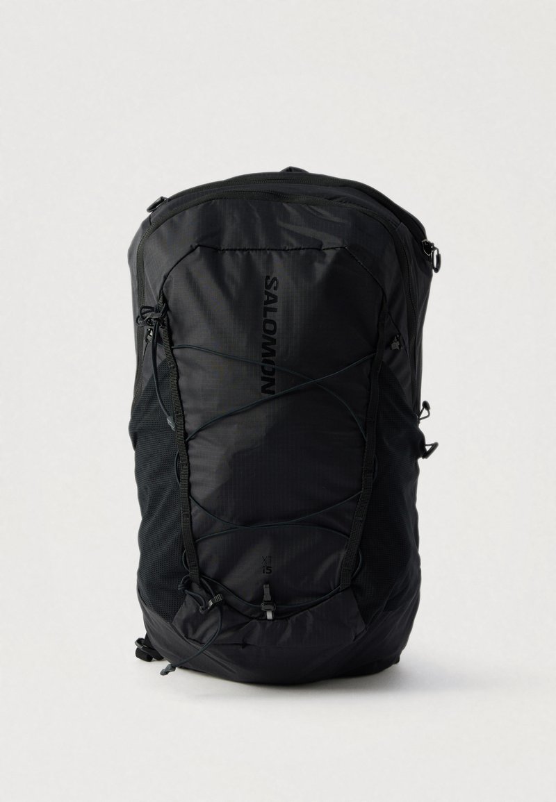 Μαύρο σακίδιο Salomon με εργονομικό σχεδιασμό, διαθέτει υφή νάιλον, ρυθμιζόμενους ιμάντες και μπροστινό σύστημα ελαστικών κορδονιών για σύνδεση εξοπλισμού.