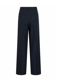 Pantalon large bleu marine à fines rayures blanches, doté d'une ceinture arrière et de deux poches arrière passepoilées.