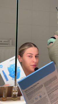 Dr. Jart+ Cryo Rubber Moisture Mask emballasje i lyseblå med illustrasjoner; et glasspeil reflekterer en person som holder esken.