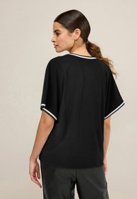 Next V-NECK PETITE - Jednoduché tričko - black