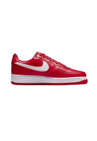 Baskets Nike Air Force 1 en cuir rouge avec un swoosh blanc, semelle plate blanche et semelle extérieure rouge. Comprend des perforations pour la respirabilité.