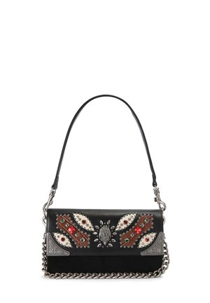 Borsa a tracolla in pelle nera con borchie metalliche decorative, gemme rosse e verdi, toppe di pelle marrone e catena e dettagli angolari in argento.