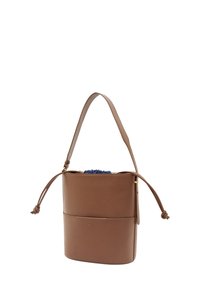 Borsa a secchiello in pelle marrone con parte superiore in corda navy testurizzata, dettagli in oro e tasca frontale. Tracolla regolabile per il trasporto.